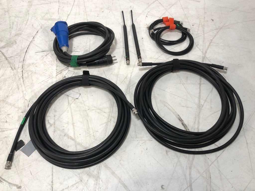 2X SHURE ULX-D QUAD RECEIVER +ANTENNA’S